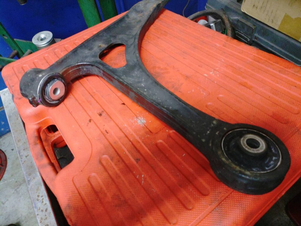 8NTT：ロアアームブッシュ交換