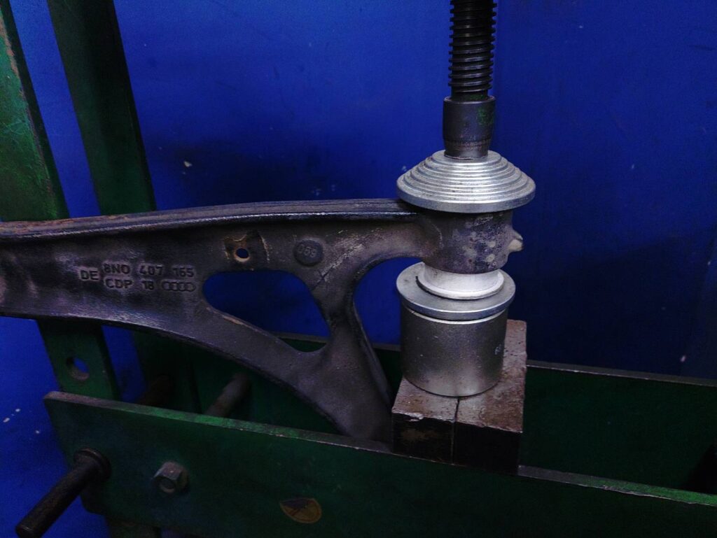 8NTT：ロアアームブッシュ交換