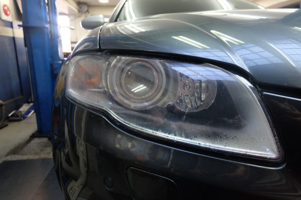 AUDI RS4「右ヘッドライト交換」