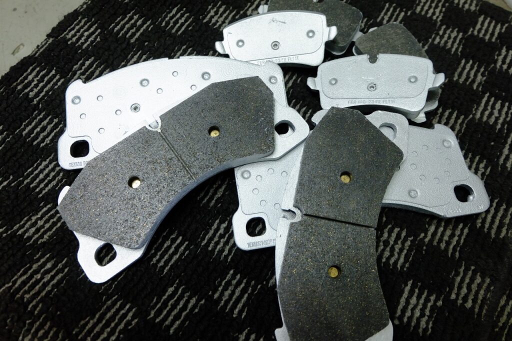 PORSCHE MACAN「マーヴェラス低ダストブレーキパッド、ホイールクリーニング」