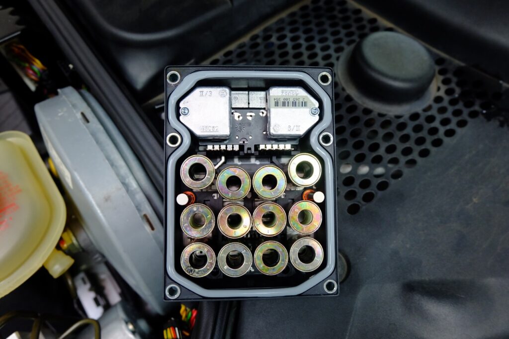 Porsche 996「KONI Active Shock ＋ アッパーマウント、ABSユニット」